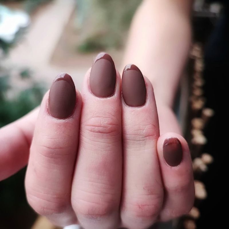 ongle brun mate Mélanie beauté
